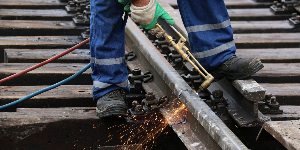 Safety message - Human factors in maintenance - Image - welder working.